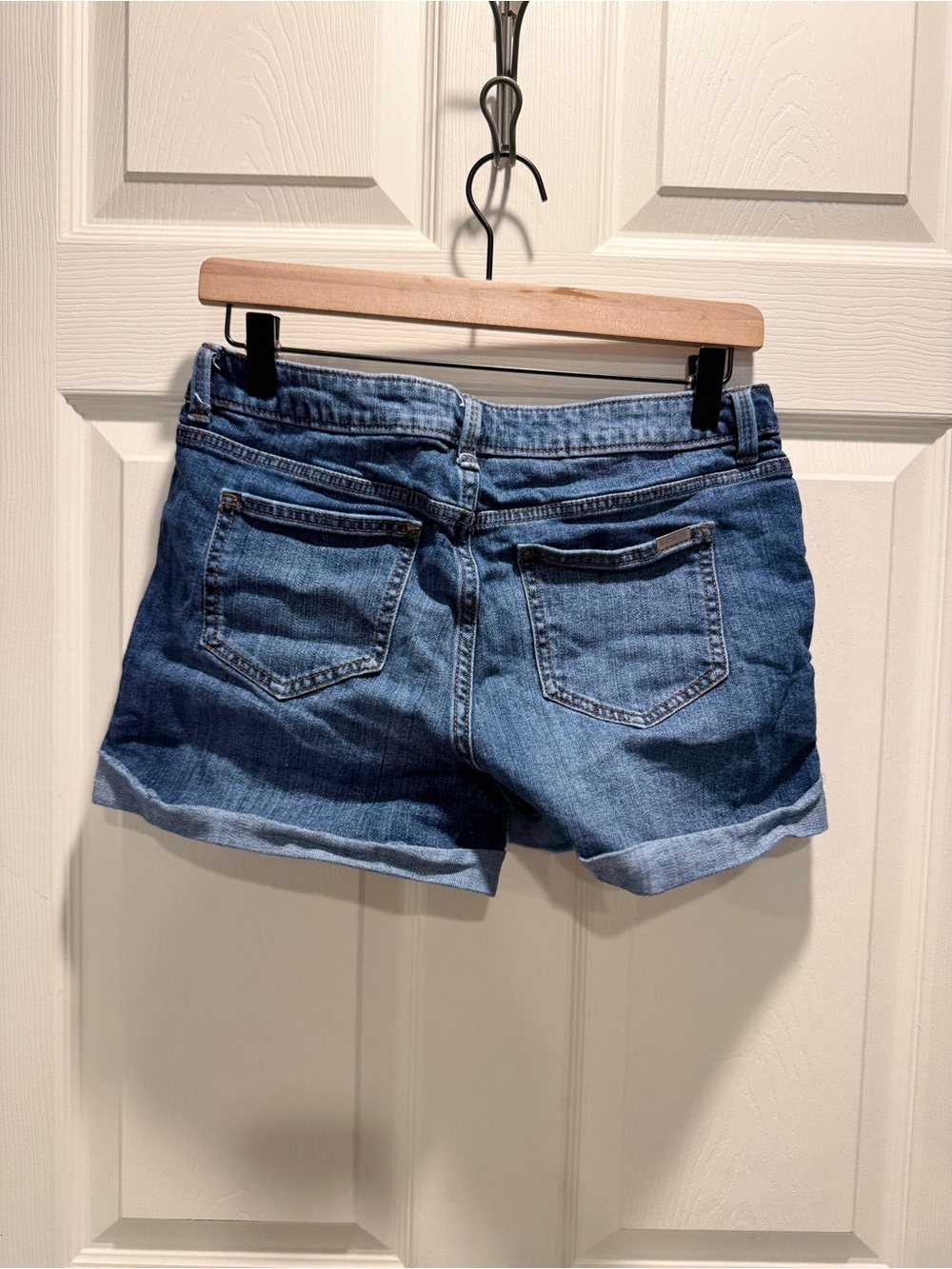 Jennifer Lopez Distressed Denim Shorts Size 8 Cuffed Stretch Blue Jean - Picture 7 of 9